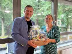 Herr Mathias dankt Frau Gelmroth im Namen der Comcura für ihr Engagement | © Comcura